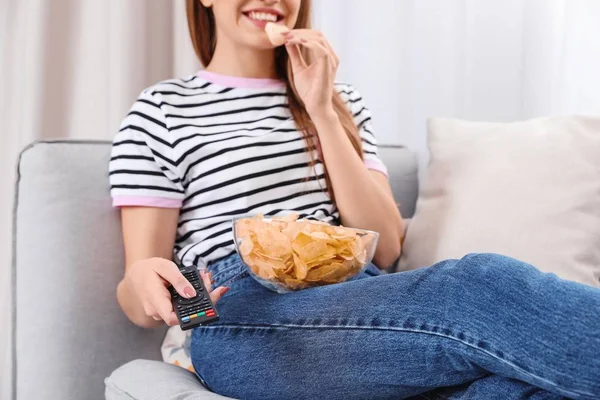 Kvinna Med Skål Med Chips Soffan Närbild Titta — Stockfoto