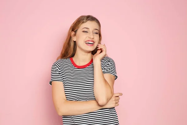 Retrato Mujer Joven Riendo Sobre Fondo Color Espacio Para Texto — Foto de Stock