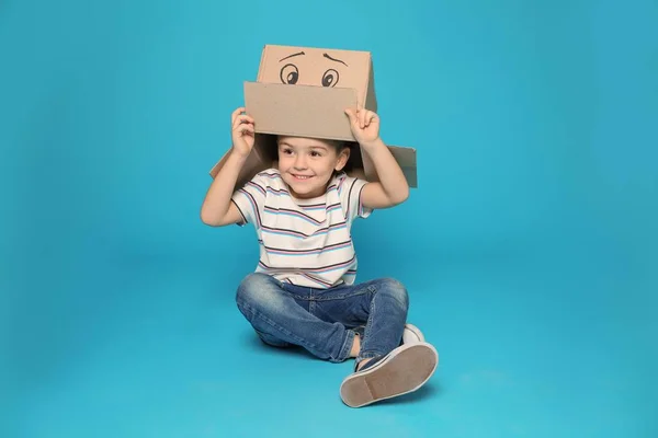 Lindo Niño Jugando Con Binoculares Avión Cartón Sobre Fondo Blanco — Foto de Stock