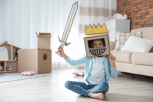 Gadis Kecil Yang Lucu Bermain Dengan Cardboard Armor Ruang Tamu — Stok Foto