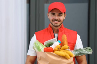 Kağıt torba ürünleri ile holding erkek kurye. Gıda dağıtım hizmeti