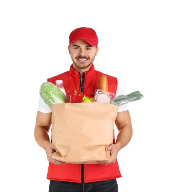 Beyaz arka plan üzerinde ürünlerle kese kağıdı tutan genç adam. Gıda dağıtım hizmeti