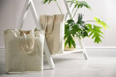 Eco torbaları ve houseplant yakınındaki beyaz duvar kapalı. Alan tasarımı için