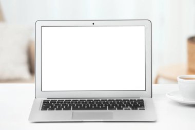 Laptop kapalı tablo boş ekran ile. Metin için yer