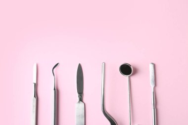 Profesyonel diş aletleri ve renk arkaplanı üzerine metin için boşluk, düz yatış. Ağız ve diş bakımı