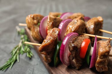 Kavrulmuş et ahşap masa, closeup sebze ile devam eder