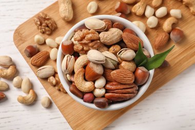 Tablo, üstten görünüm organik karışık kuruyemiş ile kase