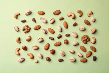 Renk arka plan üzerinde organik karışık kuruyemiş ile düz yatıyordu kompozisyon