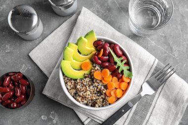 Masada, üstten görünüm sağlıklı quinoa salata kase sebze ile servis