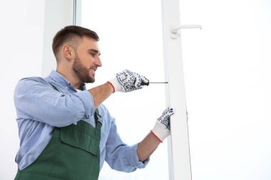 İnşaat işçisi ayarlama pencere kapalı tornavida ile yüklü.