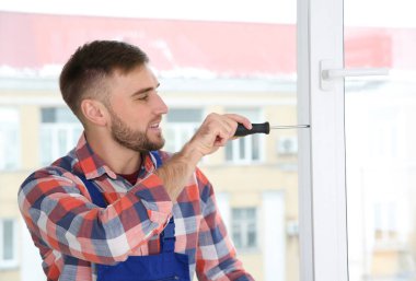 İnşaat işçisi ayarlama pencere kapalı tornavida ile yüklü.