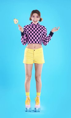 Lolipop ve retro tekerlekli paten renk arka plan üzerinde olan kadın