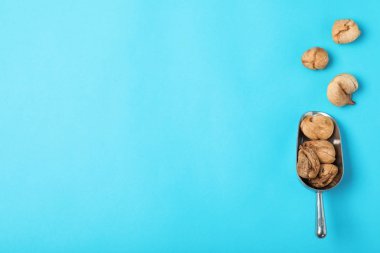 Kuru incir renk arka plan, metin için yer ile üstten görünüm üzerinde kepçe. Sağlıklı meyve