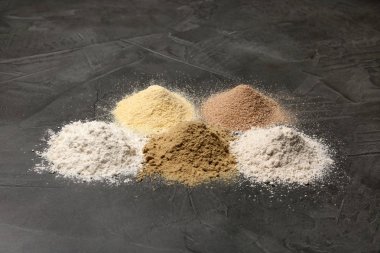 Gri tablo türlerinde farklı un yığınları