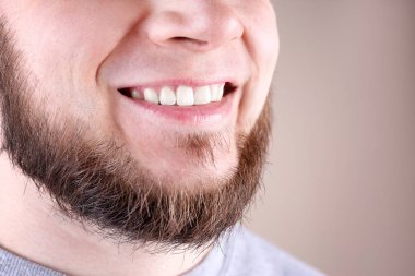 Sağlıklı dişler ve renk arka plan, closeup güzel gülümseme olan genç adam. Metin için yer