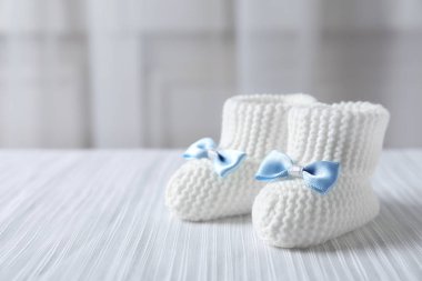 Ekose bulanık arka plan olarak el yapımı bebek patikleri. Metin için yer