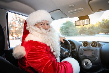 Araba, otantik Noel Baba'ya görüntülemek içinde