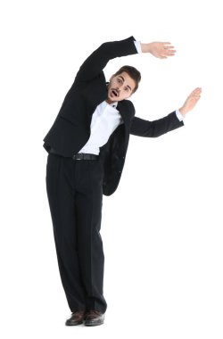 Mıknatıs beyaz arka plan üzerinde çekici genç işadamı