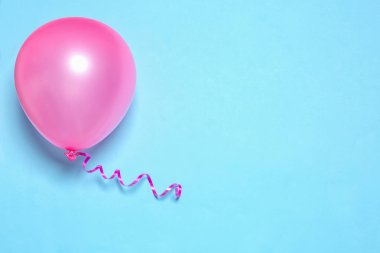 Renk arka plan, metin için yer ile üstten görünüm parlak balon. Parti zamanı