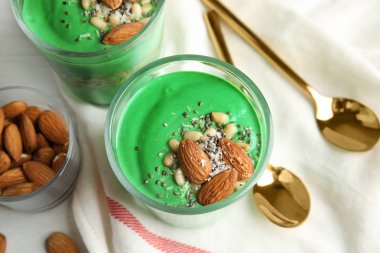 Spirulina güler yüzlü masada cam bardak ile kompozisyon
