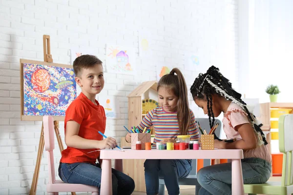 Niedliche Kleine Kinder Zeichnen Bei Malstunde Drinnen — Stockfoto