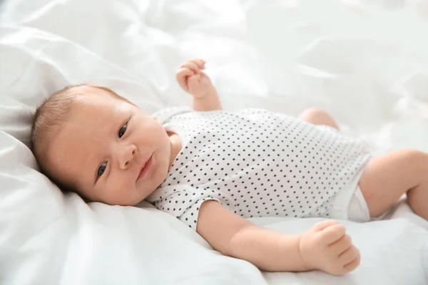 Yeni Doğan Bebeği Closeup Tutan Genç Kadın — Stok fotoğraf