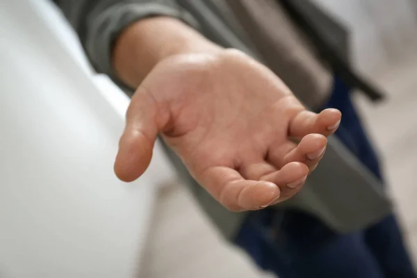 Człowiek Podając Rękę Kogoś Zbliżenie Pomoc Wsparcie Koncepcji — Zdjęcie stockowe