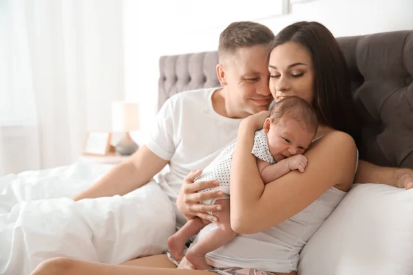 Ung Kvinna Som Håller Hennes Nyfödda Baby Närbild — Stockfoto