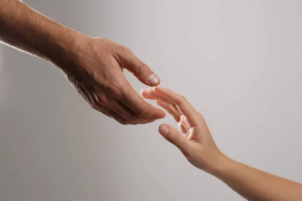 Hombre Que Busca Mano Mujer Sobre Fondo Gris Primer Plano — Foto de Stock