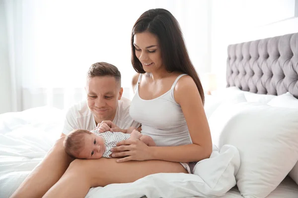 Ung Kvinna Som Håller Hennes Nyfödda Baby Närbild — Stockfoto