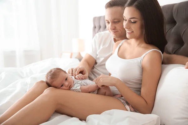 Ung Kvinna Som Håller Hennes Nyfödda Baby Närbild — Stockfoto