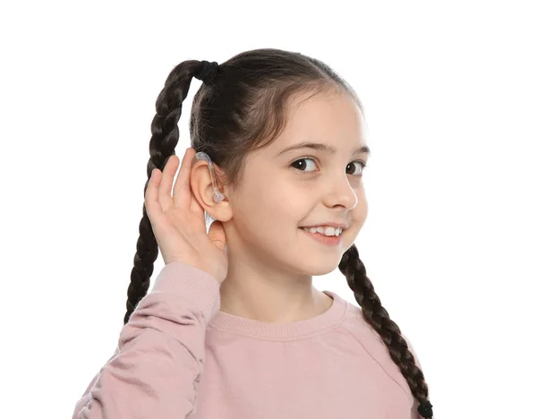 Kleines Mädchen Mit Hörgerät Auf Weißem Hintergrund — Stockfoto