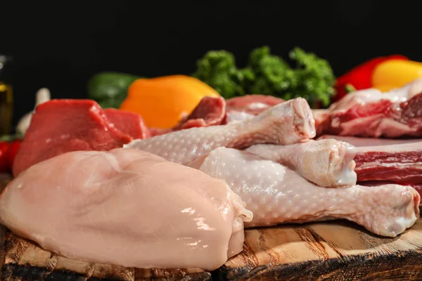 Plateau Bois Avec Viande Fraîche Crue Sur Table Sur Fond — Photo