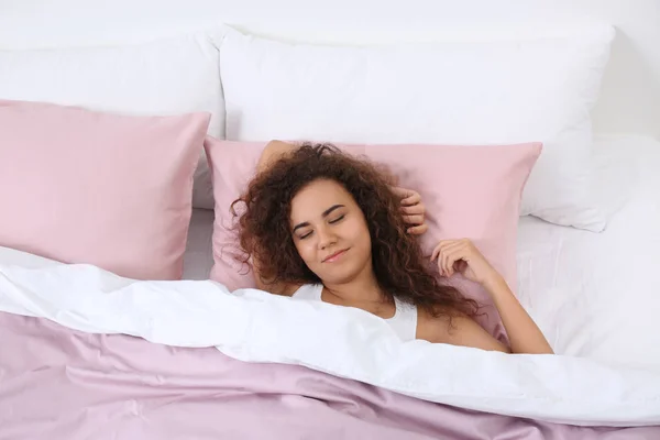 Joven Mujer Afroamericana Durmiendo Sobre Una Almohada Suave Vista Superior —  Fotos de Stock