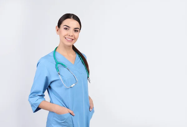 Retrato Assistente Médico Com Estetoscópio Fundo Claro Espaço Para Texto — Fotografia de Stock