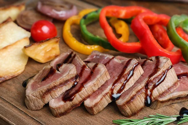 Corte Carne Assada Servida Com Molho Enfeite Tábua Madeira Close — Fotografia de Stock