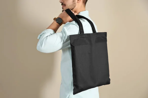 Junger Mann Mit Stofftasche Auf Farbigem Hintergrund Nahaufnahme Design Attrappe — Stockfoto