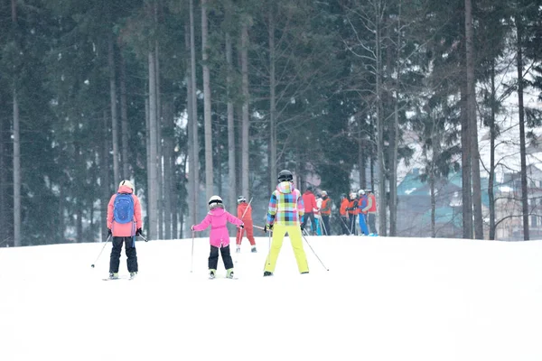 Skieurs Pente Station Vacances Hiver — Photo