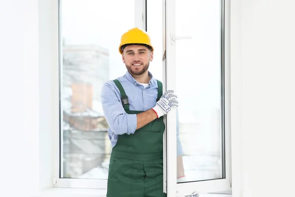 Bauarbeiter Installiert Kunststofffenster Haus — Stockfoto