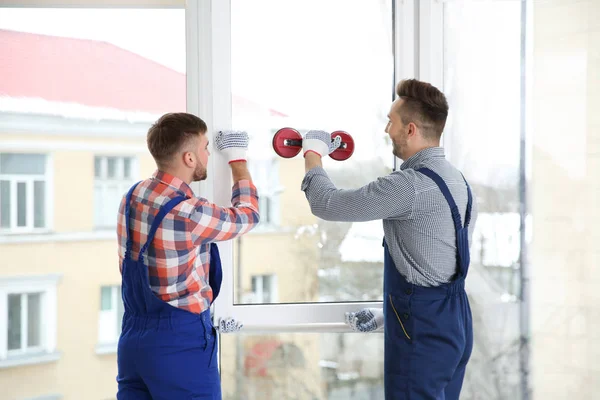 Byggnadsarbetare Justera Installerade Fönster Med Skruvmejsel Inomhus — Stockfoto