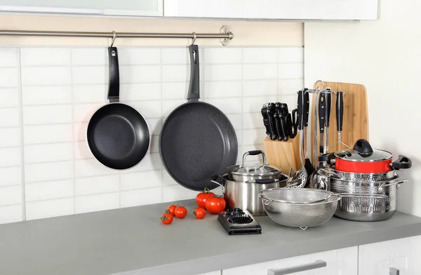 Set Pentole Utensili Puliti Sulla Tavola Cucina Moderna — Foto Stock