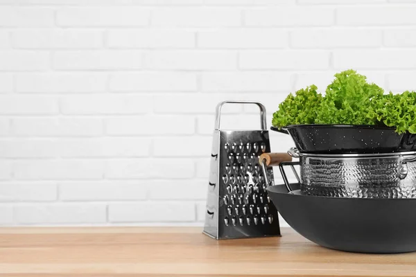 Conjunto Utensílios Cozinha Limpos Alface Mesa Contra Parede Tijolo Branco — Fotografia de Stock