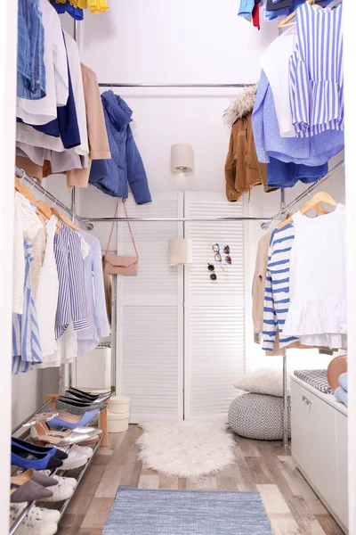 Vestidor Moderno Con Diferentes Prendas Accesorios Elegantes — Foto de Stock