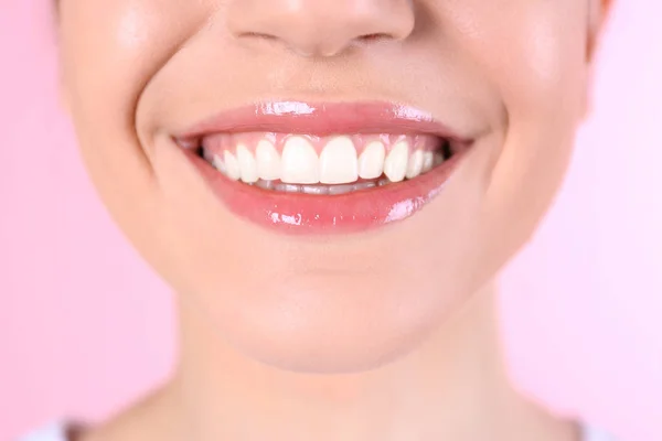 Giovane Donna Con Denti Sani Bel Sorriso Sfondo Colori Primo — Foto Stock