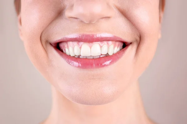 Mujer Joven Con Dientes Sanos Sonriendo Fondo Color Primer Plano — Foto de Stock