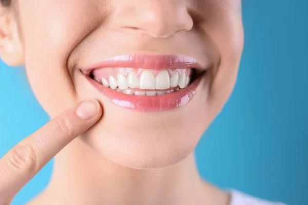 Jeune Femme Avec Des Dents Saines Beau Sourire Sur Fond — Photo