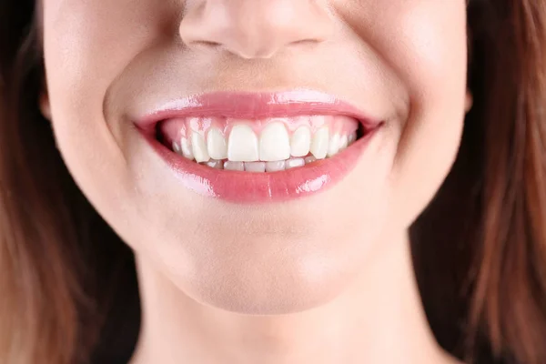 Joven Mujer Sonriente Con Dientes Sanos Primer Plano —  Fotos de Stock