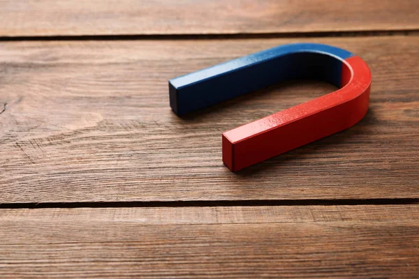 Imán Herradura Rojo Azul Sobre Fondo Madera Espacio Para Texto — Foto de Stock