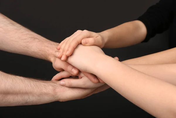 Jonge Mensen Die Hun Handen Donkere Achtergrond Close Samenstellen — Stockfoto