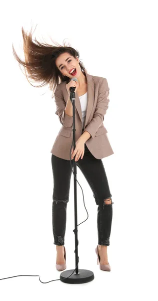 Mujer Joven Elegante Cantando Micrófono Sobre Fondo Blanco — Foto de Stock